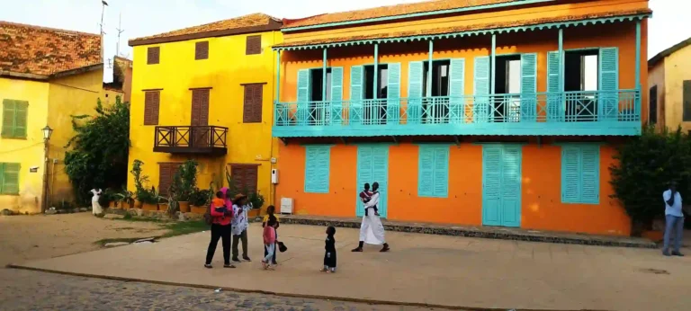 Façade d'une belle maison sur l'ile de gorée