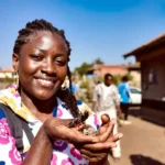 Investir au Sénégal dans l'immobilier : Guide 2025 pour Réussir Votre Projet 2 Femme mur avec des cles a la main 1