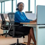 Construire une Maison au Sénégal en 2025 : Guide Complet & Conseils d'Experts 4 femme senegalaise bureau