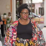 Jeune sénégalaise en tenue colorée