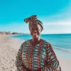 femme d’âge mur en bord de mer nvestissement immobilier au Sénégal - Vie en bord de mer