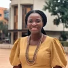 femme sénégalaise devant une maison à dakar Femme sénégalaise devant une maison à Dakar – Investissement immobilier au Sénégal